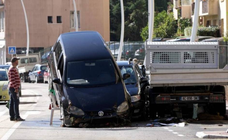 En Niza, varios árboles se desplomaron en el famoso paseo de los Ingleses y se llevó a cabo una evacuación en un barrio del noreste de la ciudad.