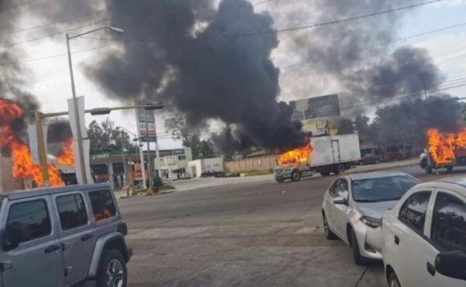 Camiones incendiados fueron utilizados para bloquear las salidas de Culiacán.