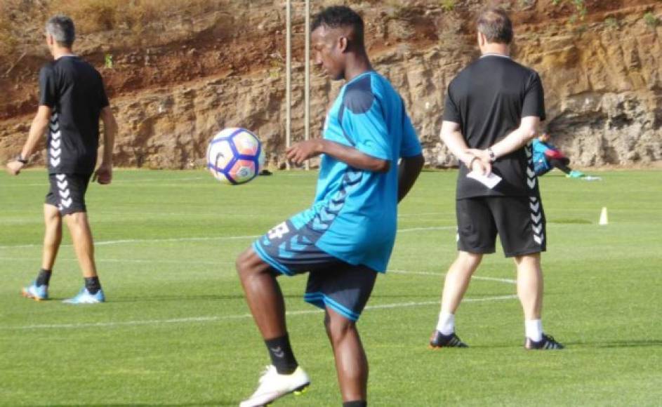 Darixon Vuelto: El delantero catracho se ha despedido del Tenerife de la segunda división de España en donde no pudo jugar con el primer equipo, salvo amistosos y en juveniles. El atacante estaría siendo pretendido por Olimpia.
