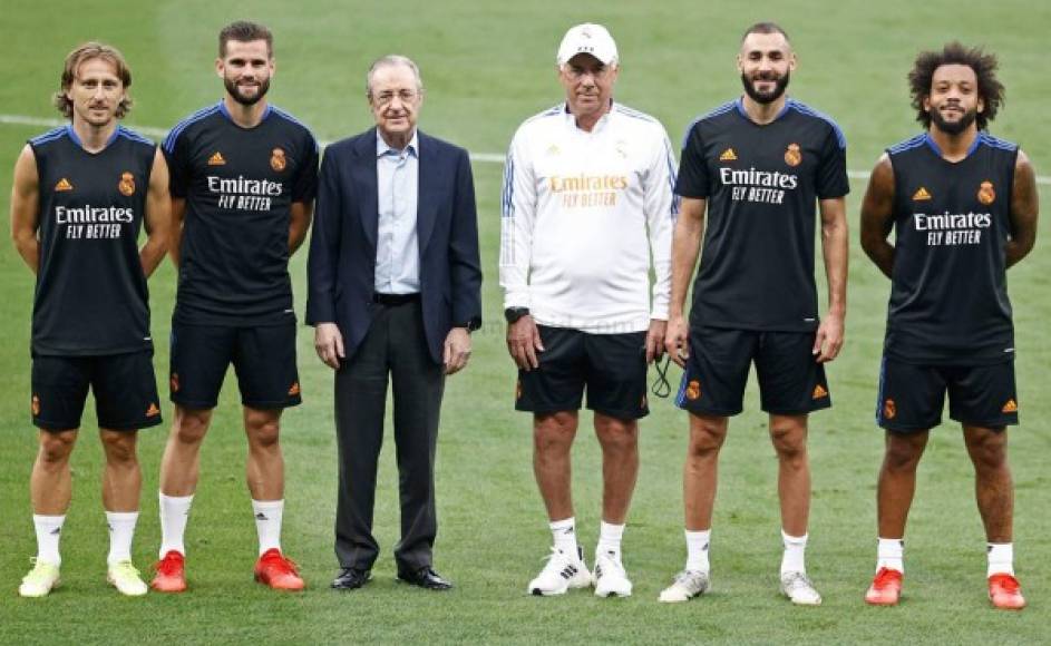 La plantilla del Real Madrid se probó en el nuevo Bernabéu un día antes, realizando un entrenamiento y acompañada por el presidente Florentino Pérez.