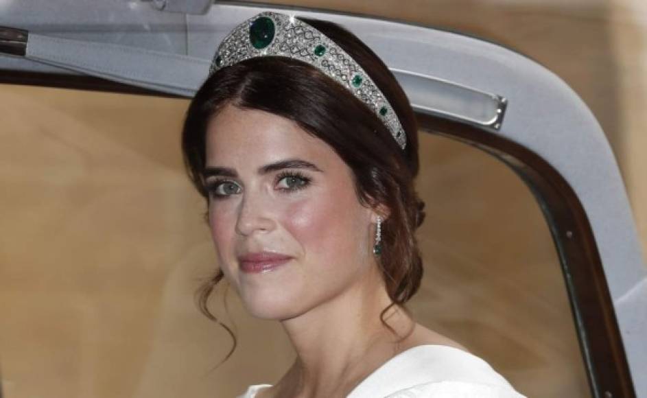 Lo único que llevó sobre su cabeza fue una tiara de esmeraldas y diamantes, una pieza de reinas, otoñal que hizo juego con los pendientes.