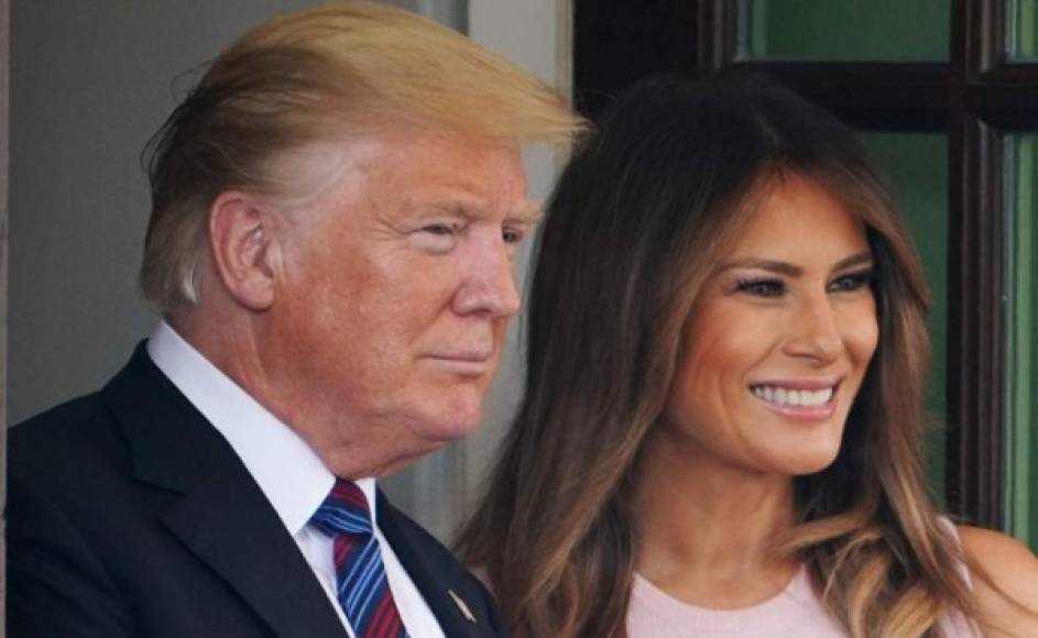 US President Donald Trump and First Lady Melania Trump bid farewell to Kenyan President Uhuru Kenyatta and his wife Margaret Kenyatta outside of the West Wing of the White House on August 27, 2018 in Washington,DC. / AFP PHOTO / MANDEL NGAN