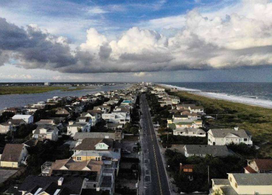 Más de un millón de personas fueron evacuadas de las zonas costeras en Carolina del Norte, Carolina del Sur y Virginia luego de que se declarara el estado de emergencia por el potente ciclón.