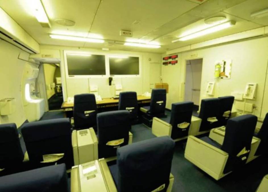 Sala de prensa: El avión también tiene un espacio para los periodistas que acompañan al secretario de Defensa durante sus giras internacionales.