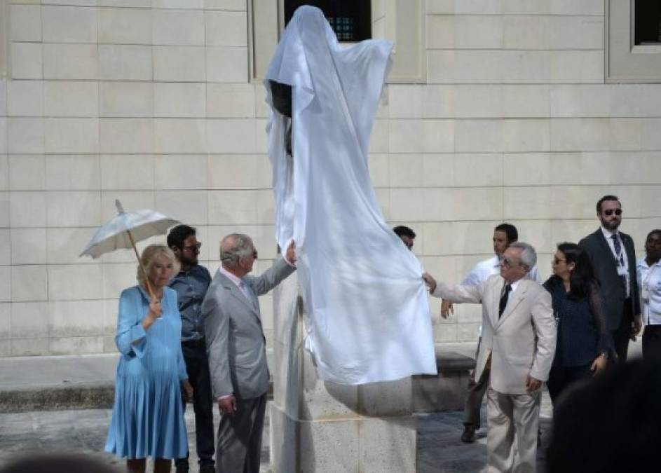 En la calle Mercaderes, frente al Colegio Universitario San Gerónimo, ambos develaron una estatua del dramaturgo William Shakespeare.