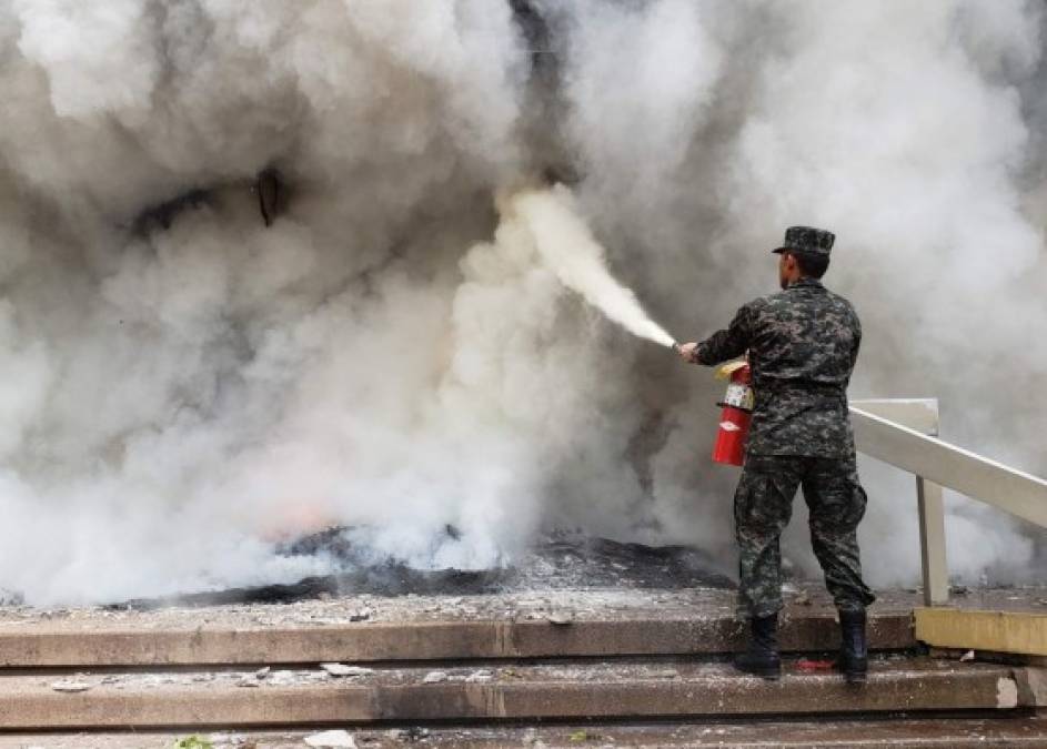 Este militar se sumó a las labores para apagar las llamas. La embajada está ubicada en el barrio Los Dolores.