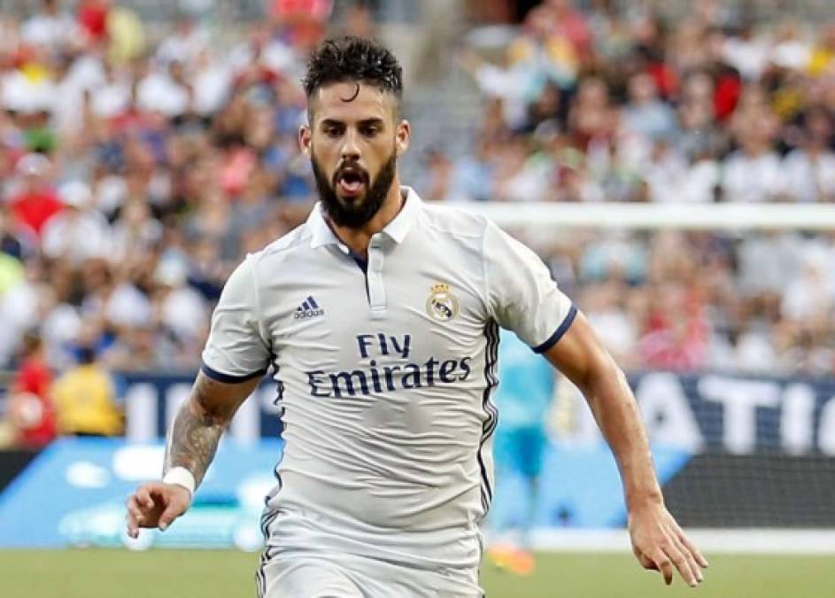 El Málaga afronta las últimas horas del mercado de verano con varios frentes abiertos. Uno de ellos, según adelanta el diario As, es el posible regreso de Isco Alarcón en calidad de cedido. Los dirigentes del Real Madrid le han transmitido a Isco que una salida, al menos de forma temporal, supone la mejor solución para su futuro deportivo. A pesar de que el jugador tiene la intención de permanecer en el equipo blanco, el consejo del club puede hacerle cambiar de opinión, y el entorno de Isco es partidario de una cesión al Málaga.