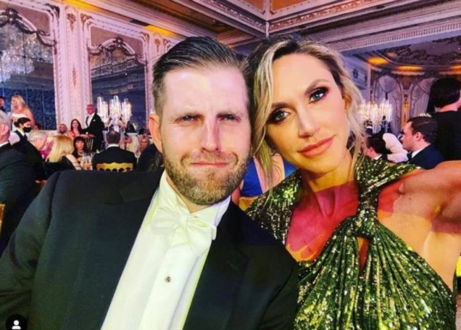 Los hijos mayores del presidente, Don Jr y Erick presumieron imágenes de la gala de Año Nuevo a la que acudieron con sus respectivas parejas.