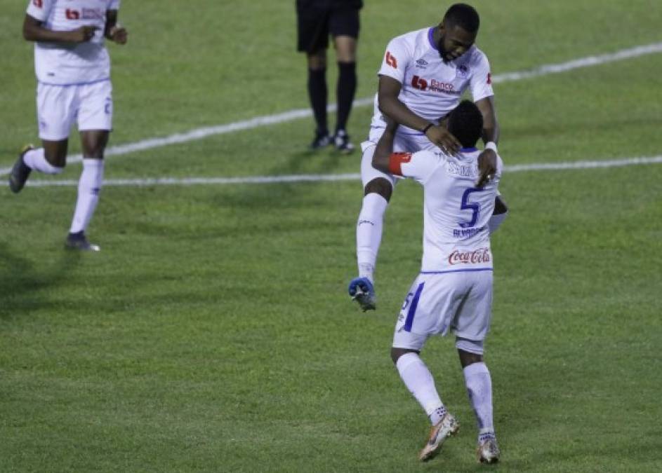 El segundo gol blanco llegó nuevamente en una intervención distinta de Maidana, quien habilitó a German Mejía de taquito y este centró para un remate de Deiby Flores tapado por Marlon Licona, pero atento Benguché remató a las redes. Era el 2-0 al minuto 54.