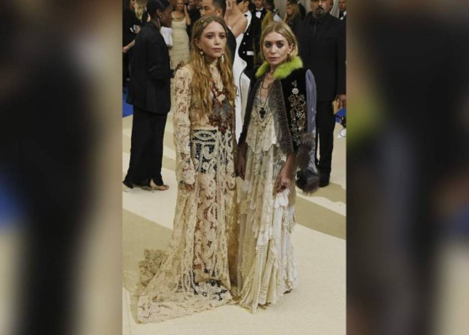 las gemelas Olsen, las mismas que se hicieron famosas por su papel en la serie “Full House”, acapararon flashes, pero no por sus vestidos, si no por la apariencia de sus rostros.