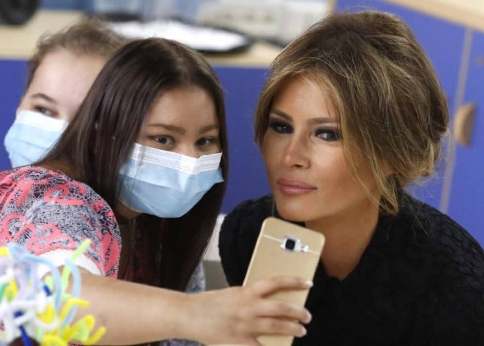 Luego, la primera dama estadounidense visitó el hospital pediátrico romano Bambino Gesù, donde conversó con un grupo de entre 15 y 20 menores ingresados, se hizo fotos con ellos y pintó varios dibujos.<br/>