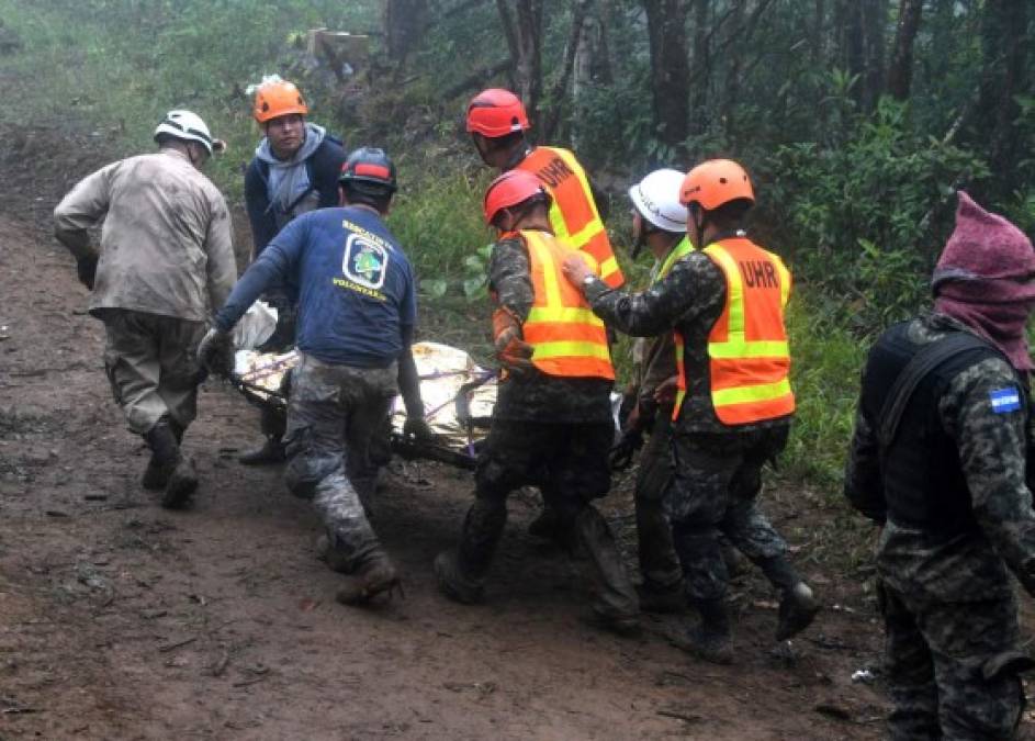 Cuerpos de socorro conducen los restos de los fallecidos hacia los vehículos blindados de Medicina Forense.