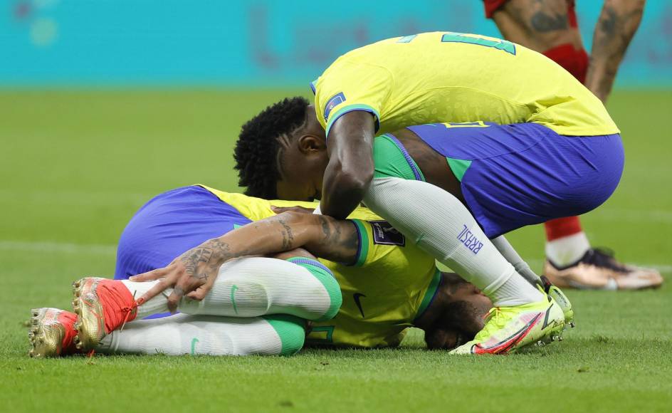 Neymar no pudo continuar en el partido y el primero que se preocupó fue Vinicius.
