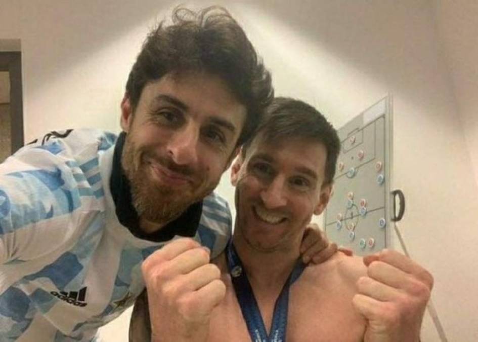 Tras obtener su primer título con la Selección Mayor de Argentina, Messi se sacó una inolvidable selfie con Pablo Aimar, su ídolo de chico. El exjugador hoy forma parte del cuerpo técnico de La Albiceleste.