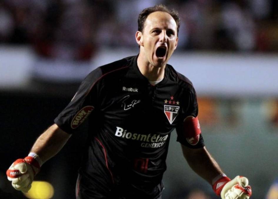 El exportero brasileño Rogerio Ceni del Sao Paulo desde 1993 y es de los pocos poteros que tiran faltas y penaltis. Es el arquero con mas goles en la historia, 123 en total.