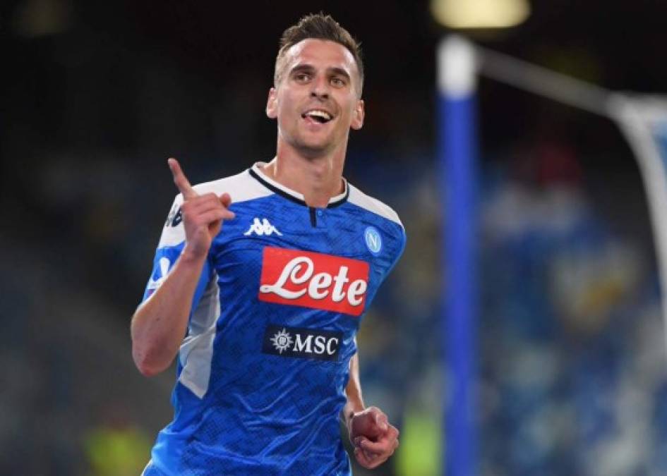 Según publica 'Tuttosport', Juventus, Milan, Arsenal y Everton están interesados en el fichaje del delantero polaco del Napoli, Arkadiusz Milik. 'La voluntad es renegociar el contrato y estamos hablando con sus agentes, pero si no quiere quedarse, irá al mercado', aseguró Cristiano Giuntoli, director deportivo del Napoli, en 'Sky Sports'.