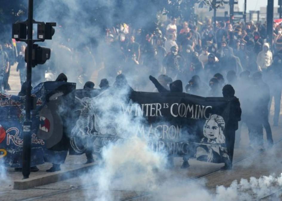 FRANCIA. Franceses a la calle contra Macron. Manifiestantes en medio de gas lacrimógeno lanzado por la policía durante los enfrentamientos en protesta a las reformas laborales del presidente Macron.