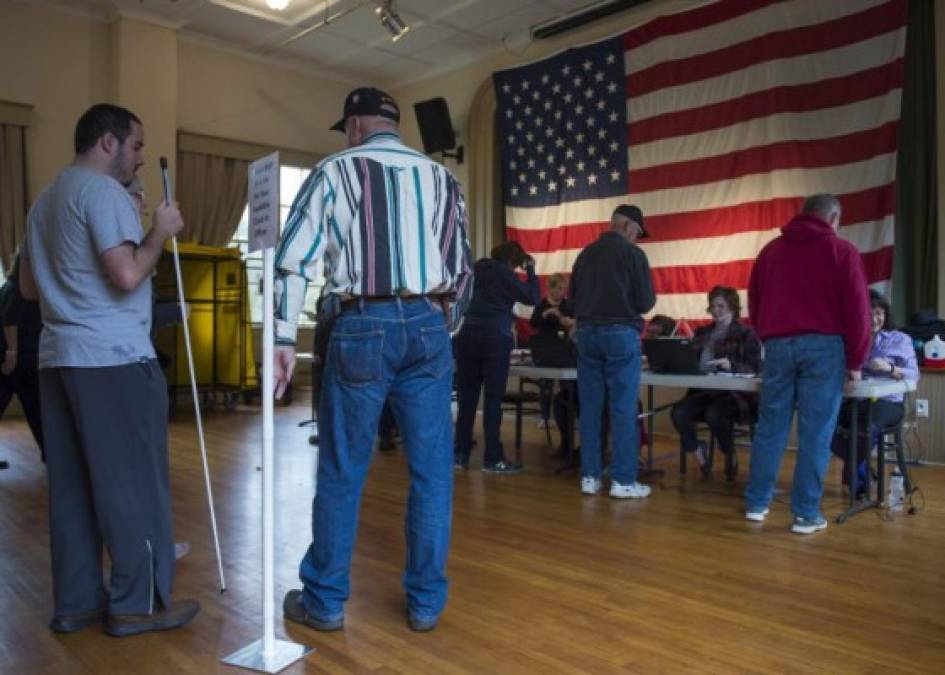 Andrew Menck, un votante de Chicago, reveló que no había ejercido el sufragio en las últimas elecciones, sin embargo, decidió hacerlo en estas legislativas para expresar su descontento con Trump. 'No estoy de acuerdo con las acciones del presidente', dice.