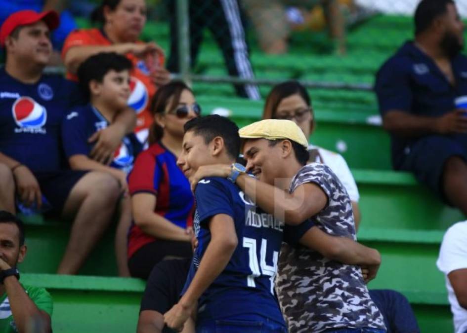 Rambo de León fue invitado de lujo en Puerto Cortés e inclusive aficionados del Motagua le pidieron algunas fotos.