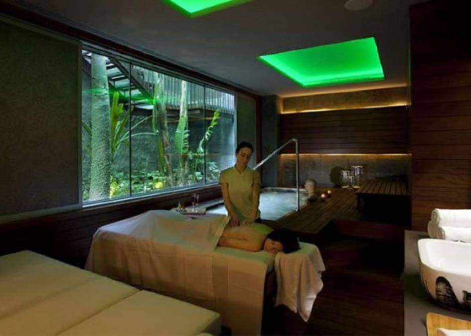 El hotel cuenta con salón de masajes.