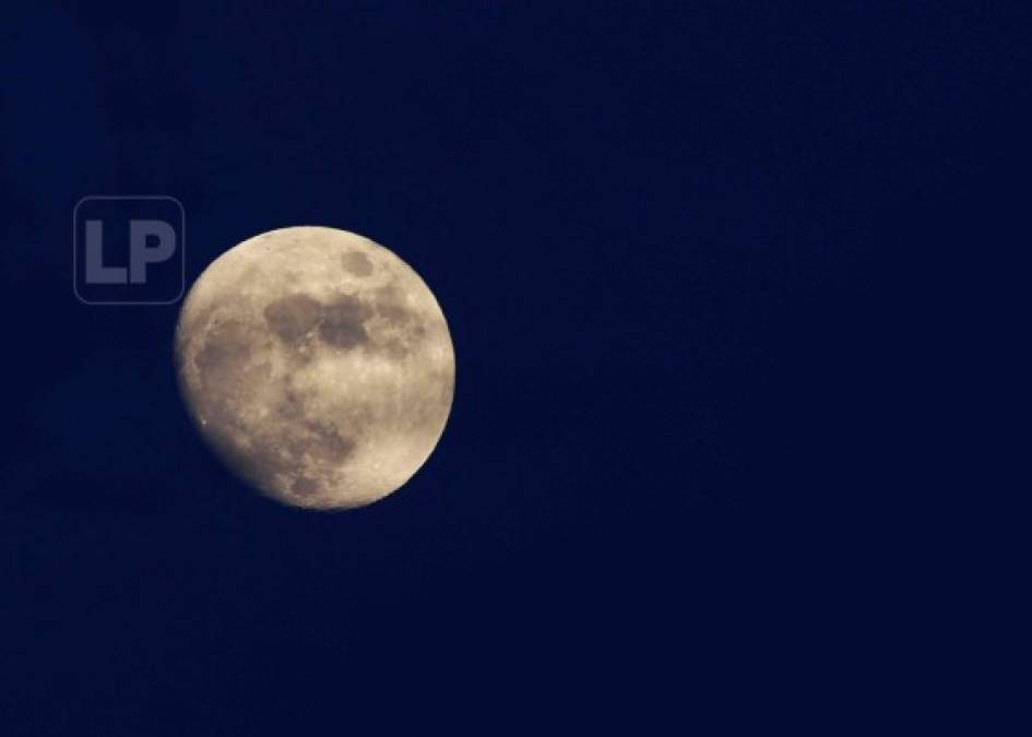 La hermosa luna que iluminó el partido entre Honduras Progreso y Real España en el estadio Humberto Micheletti.