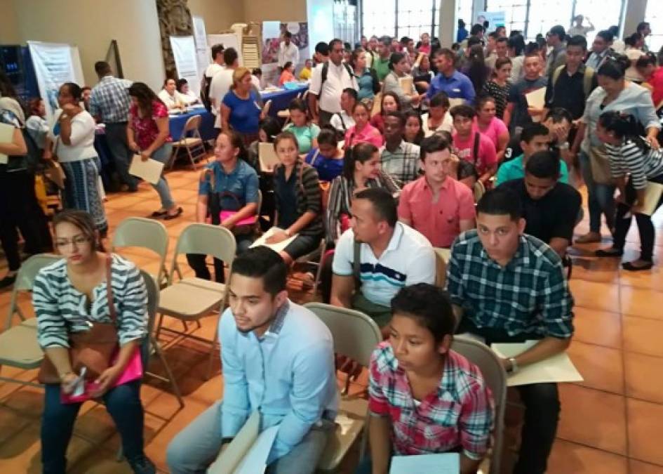 La feria de empleo es organizada por el programa presidencial Con Chamba vivís Mejor.