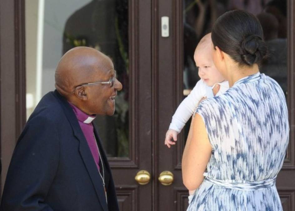 Durante la reunión con el ganador del premio Nobel, Archie gorgoteó, sonrió y dejó escapar un grito emocionado mientras era cargado por su madre.