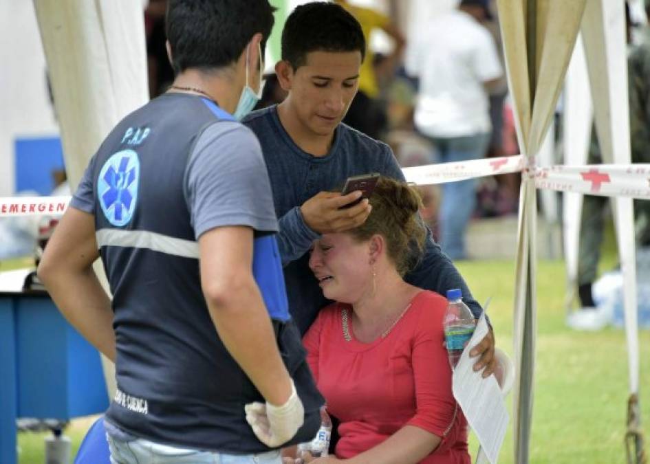 Voluntarios de la Cruz Roja ecuatoriana prestan ayuda psicológica, primeros auxilios y asistencia humanitaria a las personas afectadas por el potente sismo.
