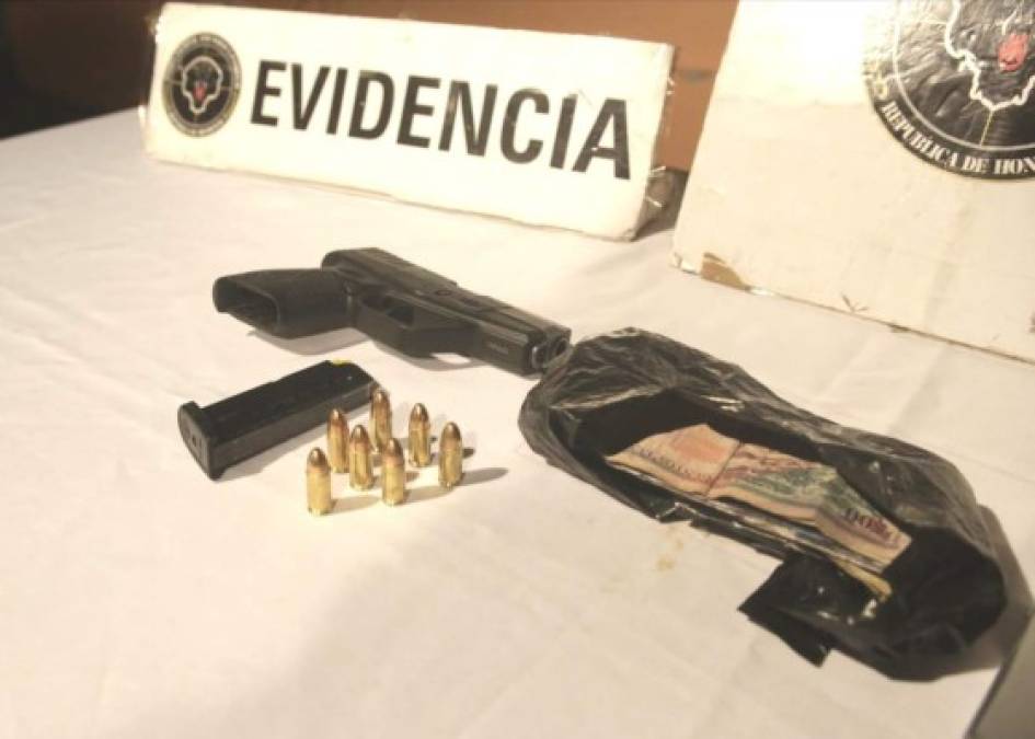 Al momento de darles captura se les encontró en posesión de un arma de fuego con su respectivo cargador y municiones, dinero en efectivo, tres celulares y una motocicleta.