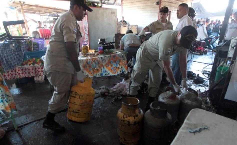 Los bomberos inspeccionaron los chimbos de gas en el mercado.