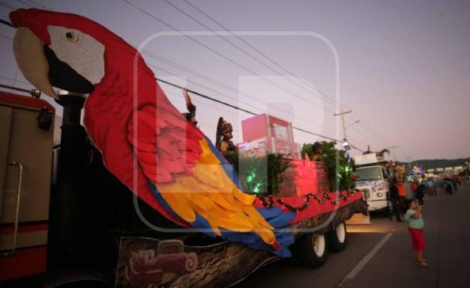 Las 26 coloridas carrozas recorrieron el bulevar Suyapa en la capital hondureña.