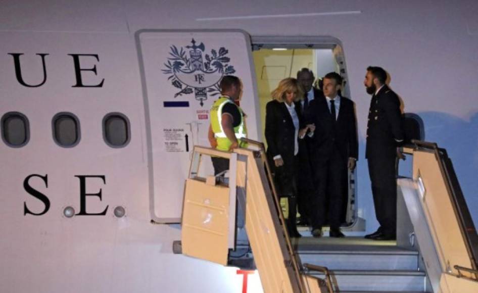 El presidente francés Emmanuel Macron y su esposa Brigitte Macron, llegaron la noche de miércoles a Buenos Aires.