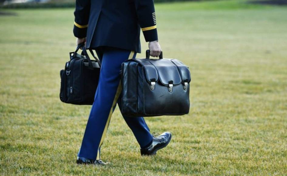 Junto al presidente viaja el maletín con los códigos nucleares que deberá regresar al mediodía a Washington D.C. una vez que Biden asuma la presidencia.