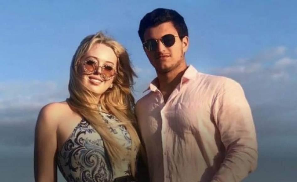 Tiffany Trump, la hija menor del expresidente de Estados Unidos, Donald Trump, anunció la semana pasada su compromiso de matrimonio durante el último día de su padre en la Casa Blanca publicando una foto de pareja tomada en su interior.