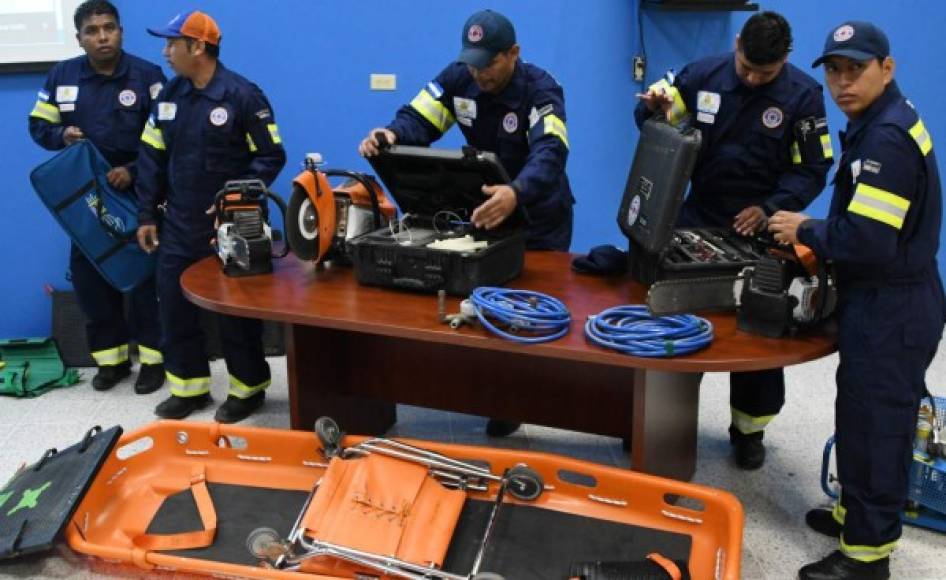 Socorristas hondureños preparan su equipo de rescate antes de partir a México para sumarse a la búsqueda de sobrevivientes del devastador sismo.