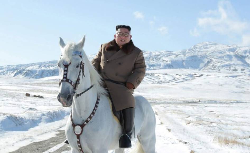 Las visitas de noviembre de 2014 y febrero de 2013 precedieron, respectivamente, al fin del periodo de tres años de luto declarado por la muerte del padre de Kim y anterior líder, Kim Jong-il, y a la ejecución de su tío político y 'número dos' del régimen, Jang Song-thaek.