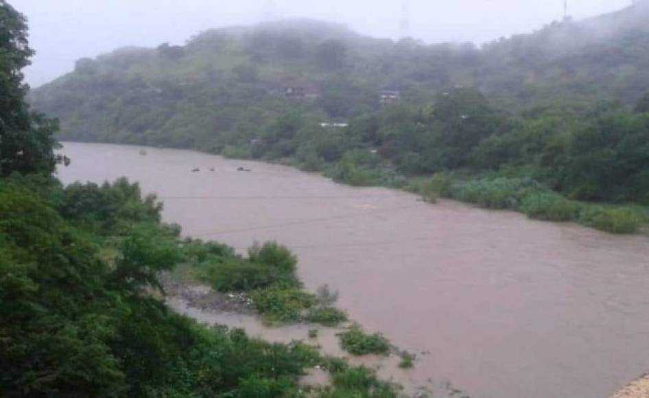 Además mantienen vigilancia constante en la zona de la Costa de los Amates, adonde el desbordamiento del río Goascorán trae zozobra cada invierno.