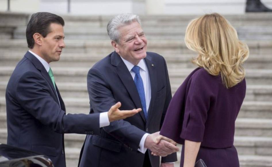 El presidente alemán Joachim Gauck recibió a la primera dama y el mandatario mexicano.