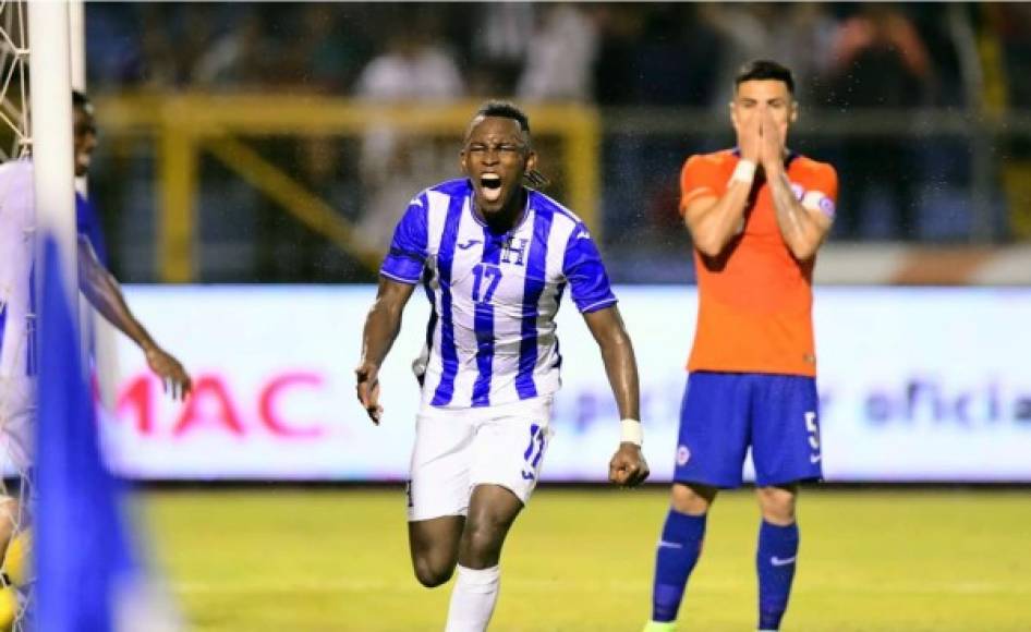 Alberth Elis corre a celebrar su gol para el empate de Honduras contra Chile.