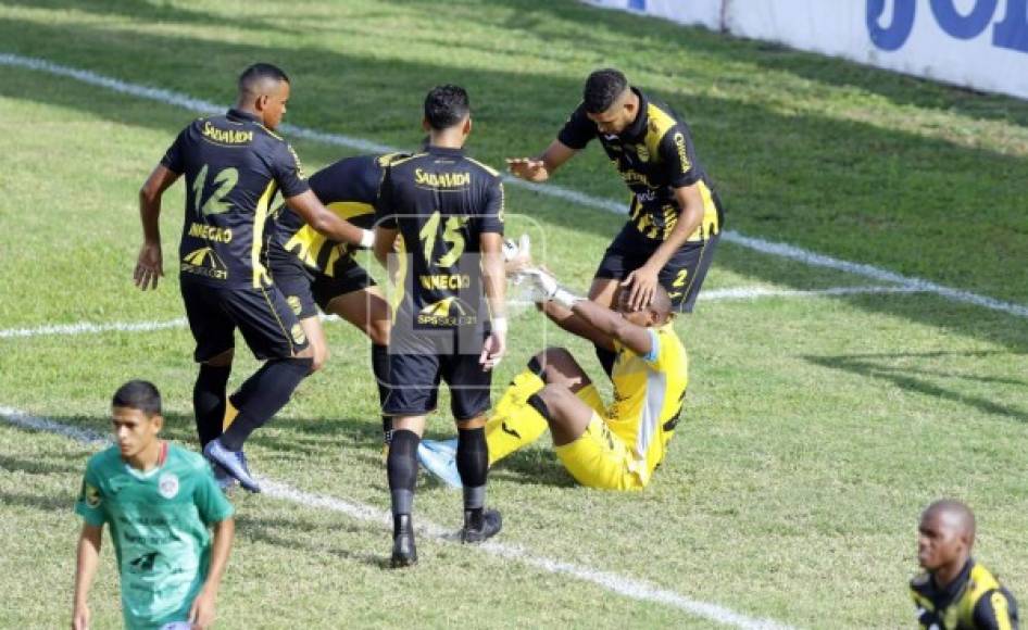 Los jugadores del Real España felicitan a 'Buba' López tras parar el penal.