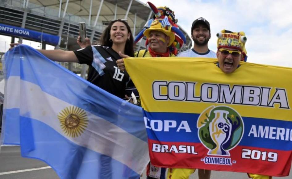 Aficionados de Argentina y Colombia se unieron previo al inicio del partido en el estadio Fonte Nova Arena de Salvador Bahía.