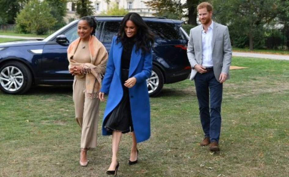 Para la presentación del libro de cocina que ayudó a promover para recaudar fondos Meghan usó un abrigo azul de gran tamaño.<br/>