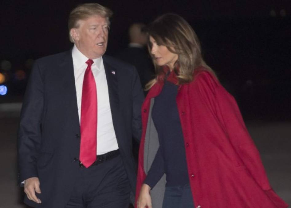 Por supuesto, las imágenes se viralizaron destacando la tensión que envuelve a Trump y Melania tras las declaraciones de Stormy Daniels, una actriz de cine para adultos que afirmó haber tenido una relación con Trump cuando su esposa estaba embarazada de Barron.