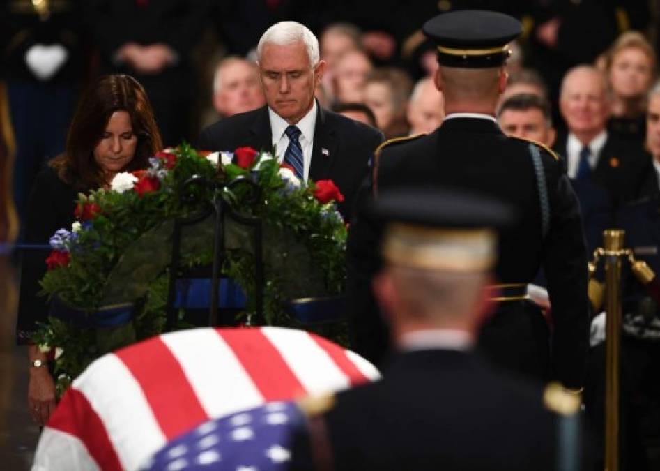 El ataúd del 41º presidente de Estados Unidos, George Herbert Walker Bush, fue colocado el lunes en capilla ardiente en el Capitolio en Washington, dando inicio a cuatro días de honras fúnebres al exmandatario, lideradas por el vicepresidente Mike Pence y el presidente Donald Trump.