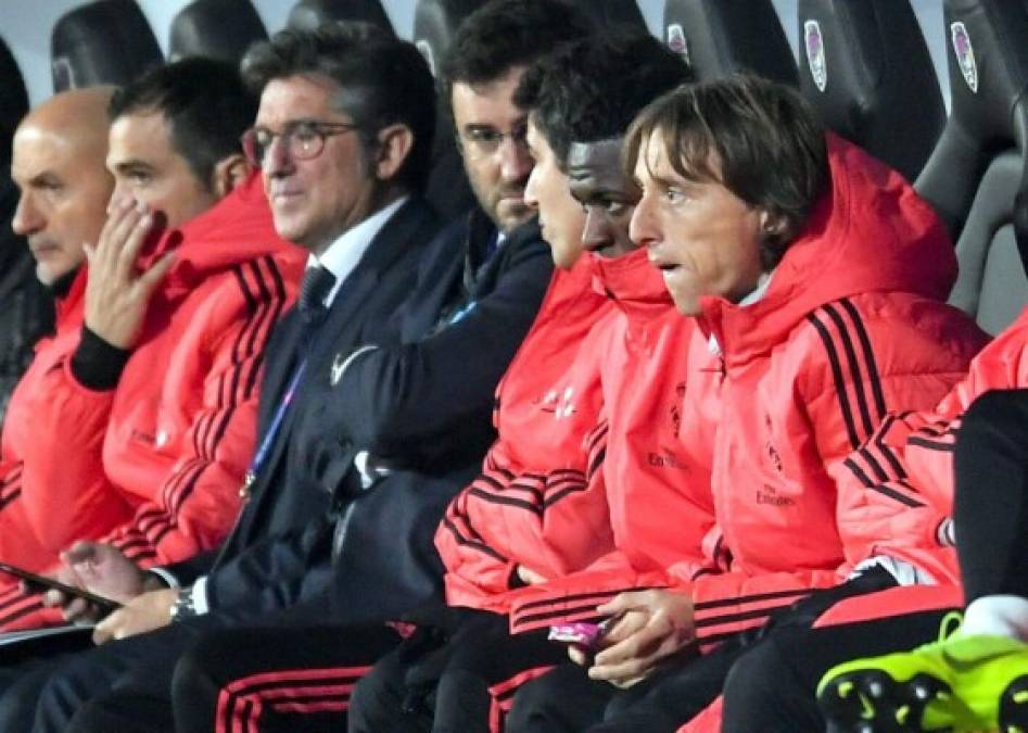 En la banca del Real Madrid, la cara de Modric por su suplencia lo dice todo. Foto EFE