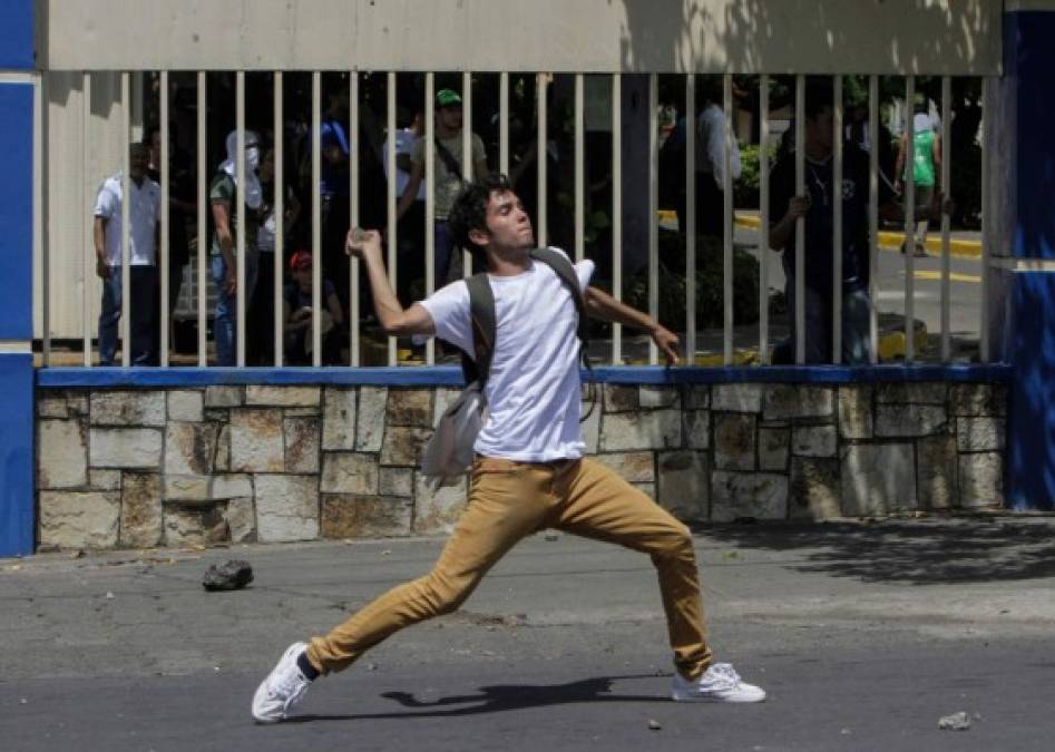 Una verdadera batalla campal se libró ayer en Managua y otras ciudades de Nicaragua en protestas por las reformas que el gobierno de Daniel Ortega le hizo a la seguridad social del el vecino país. <br/>Violentos choques entre manifestantes y fuerzas de seguridad dejaron decenas de personas heridas y varios fallecidos, de acuerdo con informes de prensa.