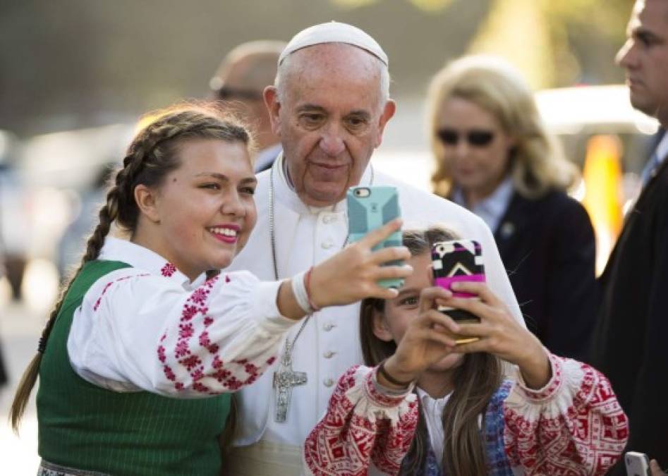 El Papa de las selfies: Francisco accedió a fotografiarse con varias jóvenes en La Casa Blanca.