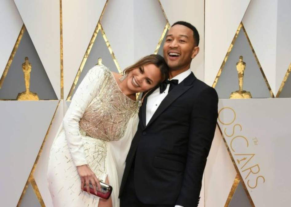 El actor John Legend muy sonriente a su paso por la alfombra.