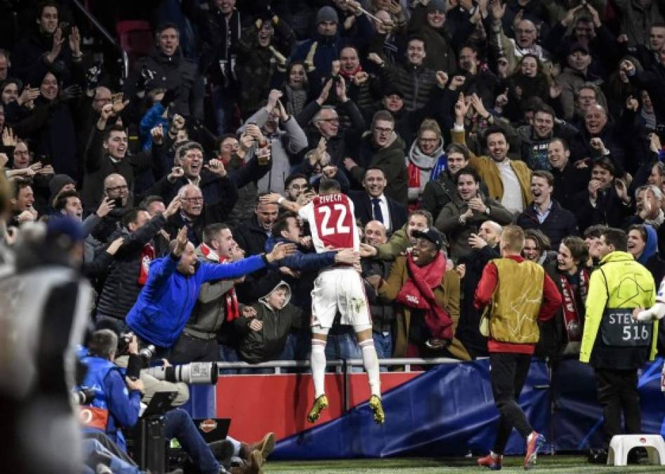 Los aficionados del Ajax enloquecieron con el gol y el jugador Hakim Ziyech se fue a celebrar con ellos. Foto AFP
