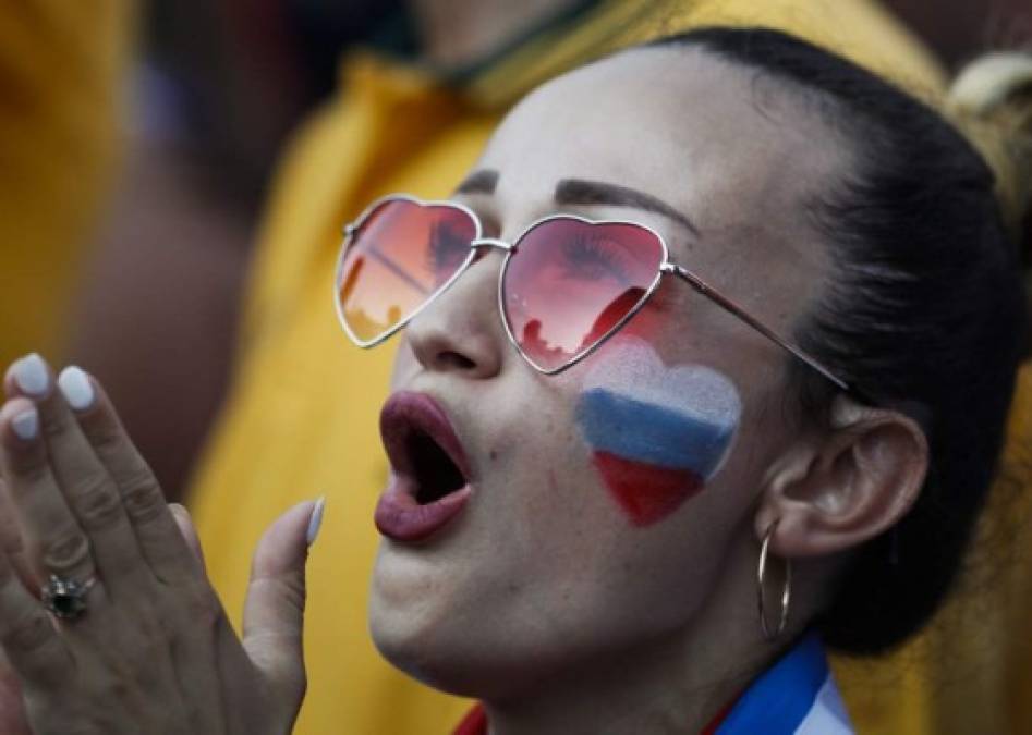 Las rusas engalanaron con su belleza las gradas del Samara Stadium. Foto AFP